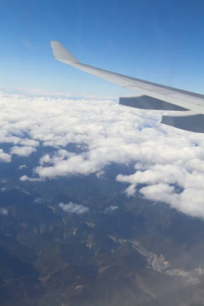 Літаюче Крило Над Хмарами — стокове фото