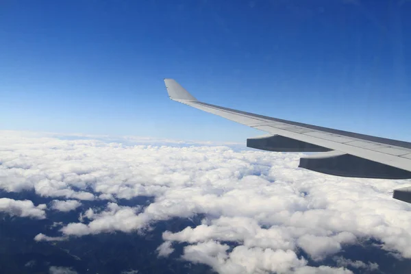 Repülőgép Szárnya Felhők Felett Repülő — Stock Fotó