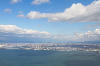 kenti yakınlarındaki sahil penceresinden görünümü