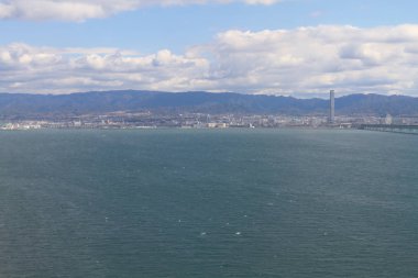 kenti yakınlarındaki sahil penceresinden görünümü