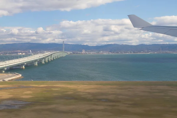 大阪国際空港に着陸する飛行機 — ストック写真