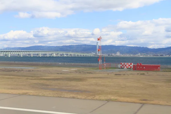 Osaka Uluslararası Havaalanı Nda Karaya Bir Uçak — Stok fotoğraf