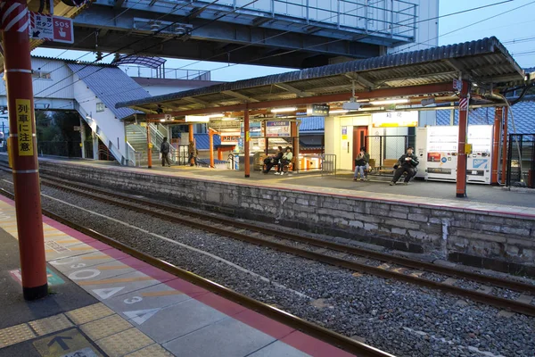 京都でのアウトプットで旅行者待っている電車 — ストック写真