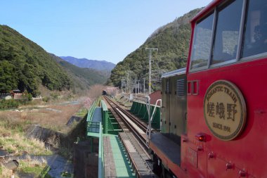 Sagano'da romantik tren Kyoto park ediyor