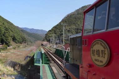 Sagano'da romantik tren Kyoto park ediyor