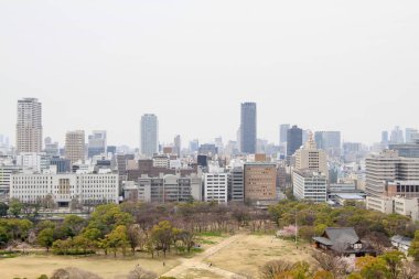 Şehir Manzaralı Osaka Kalesi Park vardır