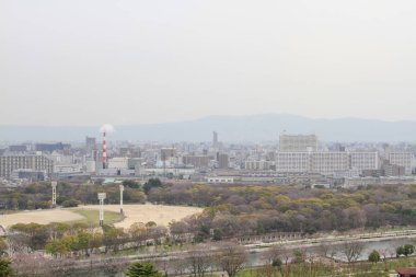 Şehir Manzaralı Osaka Kalesi Park vardır