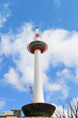Kyoto Tren İstasyonu ön tarafta kule 
