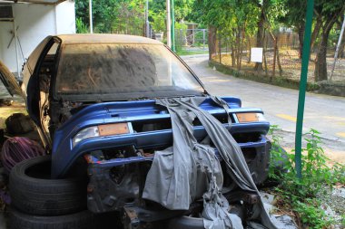 Komik kırık makine çöp yığını