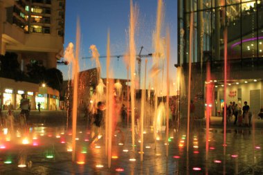 Şehir Parkı su akışı arasında çalışan heyecanlı çocuk