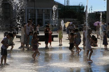 Tung Chung alışveriş merkezinde oynayan çocuklar bir sürü