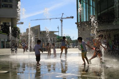 Tung Chung alışveriş merkezinde oynayan çocuklar bir sürü
