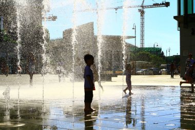 Tung Chung alışveriş merkezinde oynayan çocuklar bir sürü
