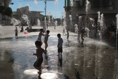 Tung Chung alışveriş merkezinde oynayan çocuklar bir sürü