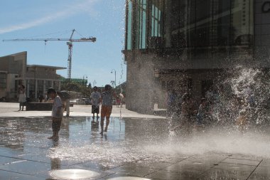 Tung Chung alışveriş merkezinde oynayan çocuklar bir sürü