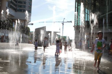 Tung Chung alışveriş merkezinde oynayan çocuklar bir sürü