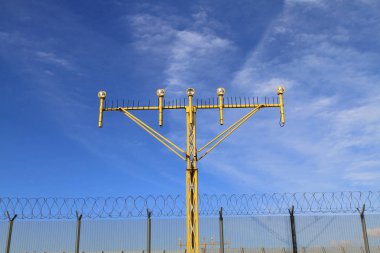 ışıkları pist aydınlatma ve radar yaklaşan uçak iniş Havaalanı