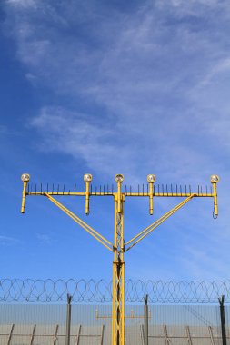 ışıkları pist aydınlatma ve radar yaklaşan uçak iniş Havaalanı