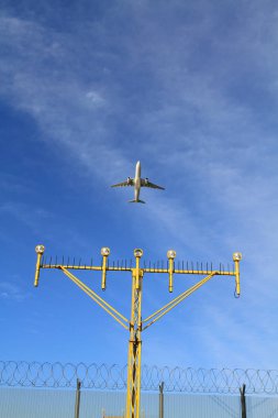 ışıkları pist aydınlatma ve radar yaklaşan uçak iniş Havaalanı