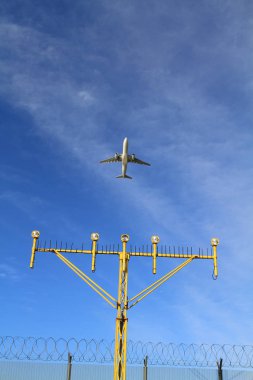 ışıkları pist aydınlatma ve radar yaklaşan uçak iniş Havaalanı