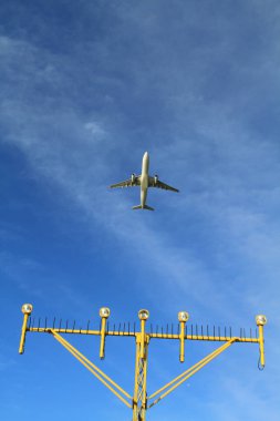 ışıkları pist aydınlatma ve radar yaklaşan uçak iniş Havaalanı