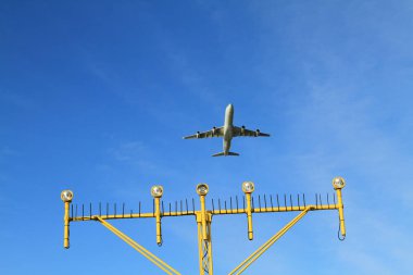 ışıkları pist aydınlatma ve radar yaklaşan uçak iniş Havaalanı