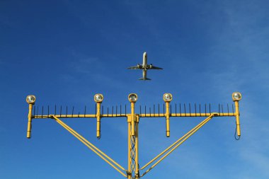 ışıkları pist aydınlatma ve radar yaklaşan uçak iniş Havaalanı