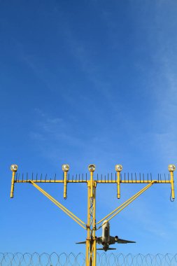 ışıkları pist aydınlatma ve radar yaklaşan uçak iniş Havaalanı