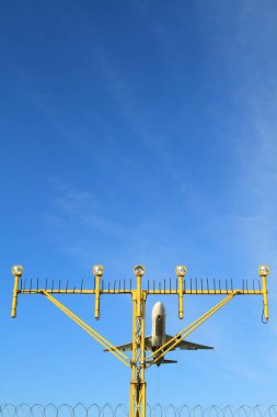 ışıkları pist aydınlatma ve radar yaklaşan uçak iniş Havaalanı