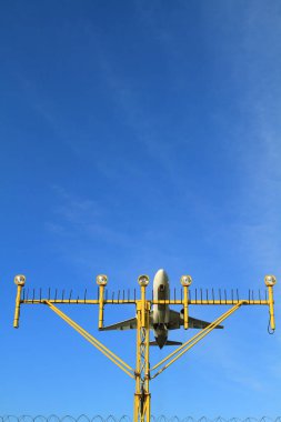 ışıkları pist aydınlatma ve radar yaklaşan uçak iniş Havaalanı