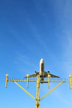 ışıkları pist aydınlatma ve radar yaklaşan uçak iniş Havaalanı