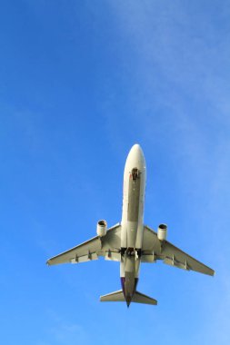 Mavi gökyüzü bir düzlemde