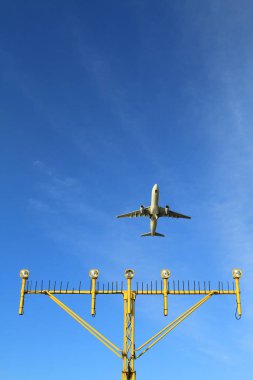 ışıkları pist aydınlatma ve radar yaklaşan uçak iniş Havaalanı