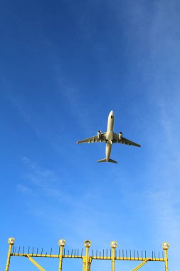 ışıkları pist aydınlatma ve radar yaklaşan uçak iniş Havaalanı