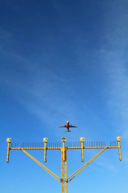 ışıkları pist aydınlatma ve radar yaklaşan uçak iniş Havaalanı