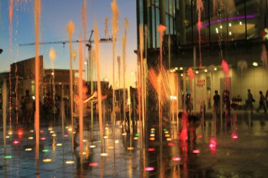 Şehir Parkı su akışı arasında çalışan heyecanlı çocuk