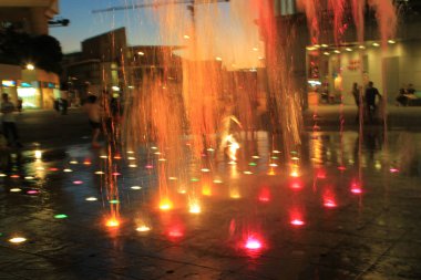 Şehir Parkı su akışı arasında çalışan heyecanlı çocuk