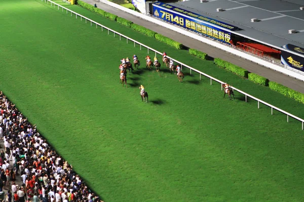 Ein Nächtliches Rennen Auf Dem Rennplatz Happy Valley — Stockfoto