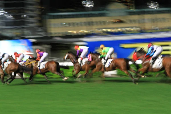 Ein Nächtliches Rennen Auf Dem Rennplatz Happy Valley — Stockfoto