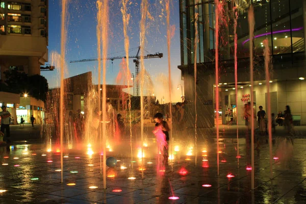 Crianças Excitadas Correndo Entre Fluxo Água Parque Cidade — Fotografia de Stock