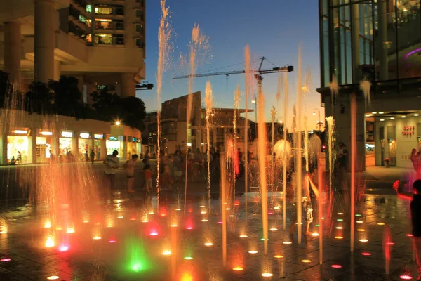 Crianças Excitadas Correndo Entre Fluxo Água Parque Cidade — Fotografia de Stock