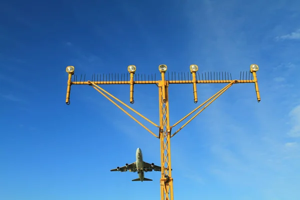 空港滑走路の照明とレーダーに近づいて飛行機で着陸灯 — ストック写真