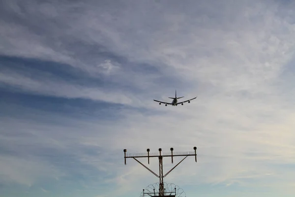 Luchthaven Landing Lichten Met Vliegtuig Naderen Van Landingsbaan Verlichting Radar — Stockfoto