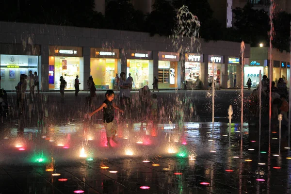 Crianças Excitadas Correndo Entre Fluxo Água Parque Cidade — Fotografia de Stock