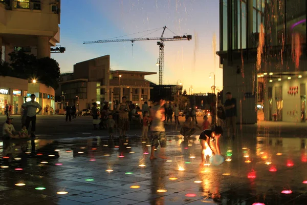 Enfants Excités Courant Entre Débit Eau Dans Parc Municipal — Photo