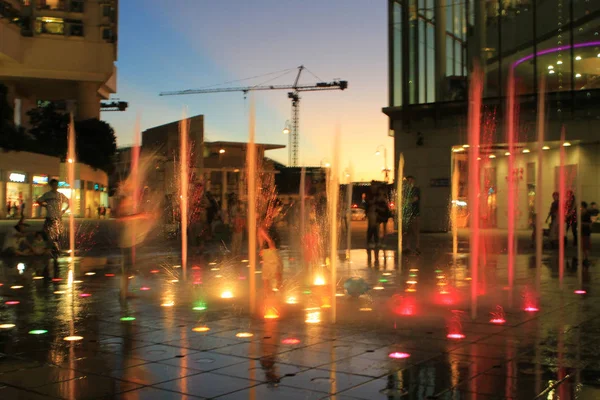 Crianças Excitadas Correndo Entre Fluxo Água Parque Cidade — Fotografia de Stock