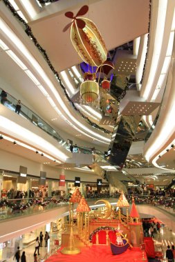 Noel ağacı Festivali yürüyüş alışveriş merkezinde Kowloon Tong