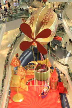 Noel ağacı Festivali yürüyüş alışveriş merkezinde Kowloon Tong