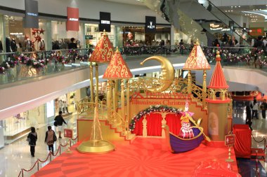 cam oyuncak ve süslemeleri Noel ağacı dalları üzerinde