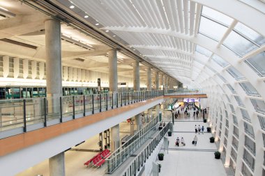 Terminal 1 ve 2 hk arasındaki yürüyüş alanı 